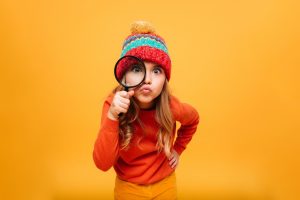 Enfant qui regarde avec une loupe