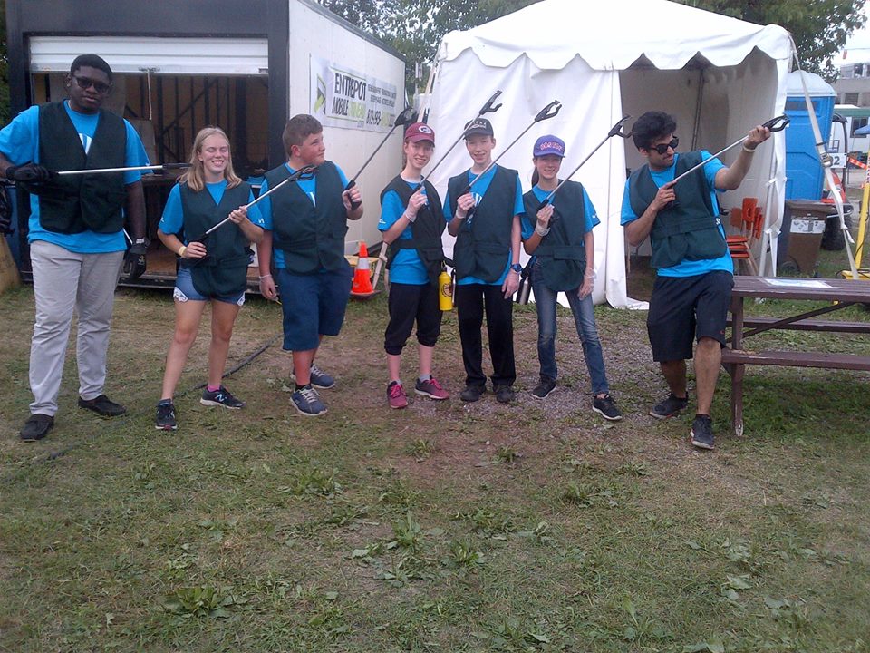 Gens au festival de montgolfières