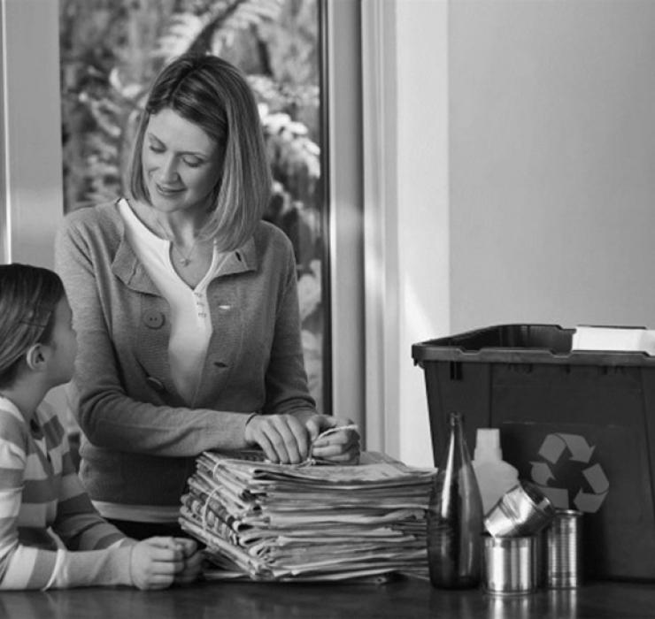 Photo d'une mère avec sa fille et un bac de récupération Photo d'une mère avec sa fille et un bac de récupération