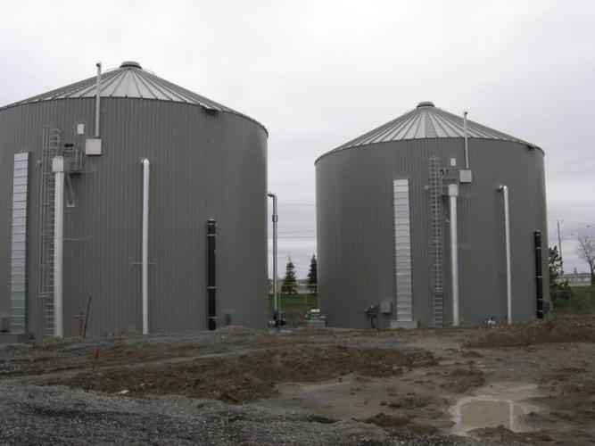 Photo de 2 digesteurs de la Ville de Saint-Hyacinthe, pionnière de la biométhanisation au Québec.