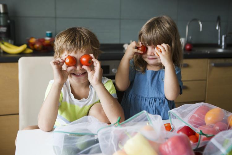 Enfants avec de la nourriture Enfants avec de la nourriture