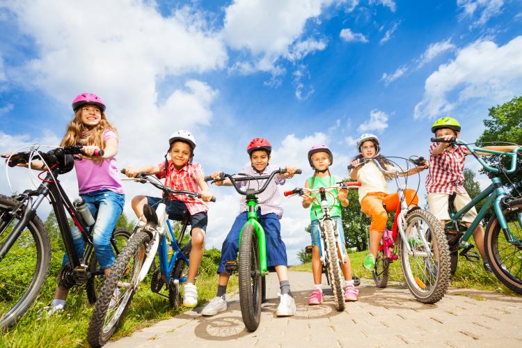 Enfants à vélo Enfants à vélo