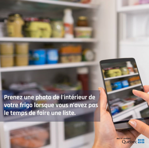 Image de quelqu'un qui prend une photo du contenu de son frigo Image de quelqu'un qui prend une photo du contenu de son frigo